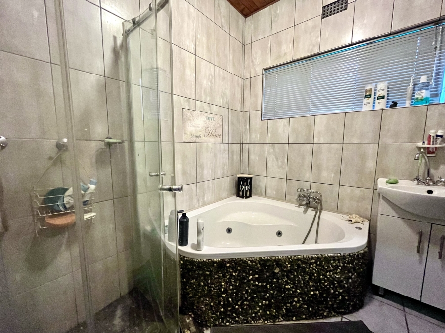5 Bedroom Property for Sale in De Zoete Inval Western Cape